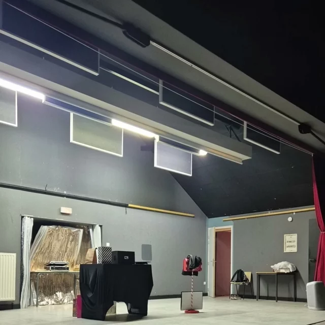 Et voilà !
 
Hier, j'ai eu l'honneur de présenter pour la dernière fois cette année mon spectacle: 

«Salocin à l’Aide du Père Noël et de Ses Lutins» 

Pour une première édition, ce fut une expérience incroyable, et les idées fusent déjà pour le rendre encore plus magique et mémorable les années à venir !

Une chose est sûre : Salocin continuera à prêter main-forte au Père Noël !